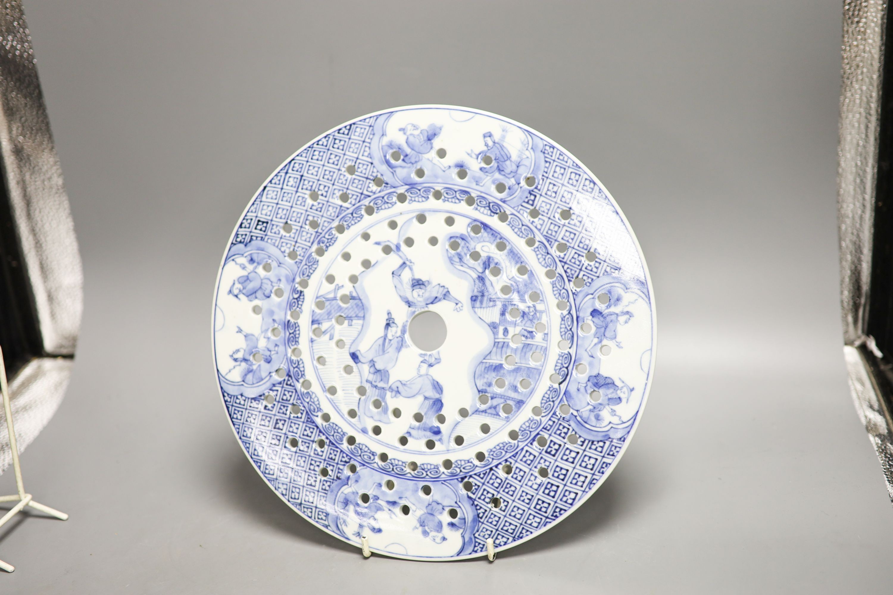 A Chinese blue and white strainer dish and an 18th-century Chinese Imari plate 30cm